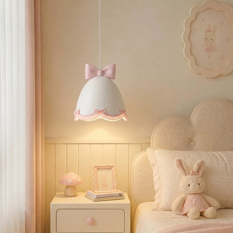 Baby Nursery Chandelier - โคมไฟระย้าสไตล์ฝรั่งเศสสีชมพู ประดับโบว์และพู่ห้อย เหมาะสำหรับห้องนอนเจ้าหญิง ห้องเด็ก ห้องเด็กเล็ก หรือข้างเตียง